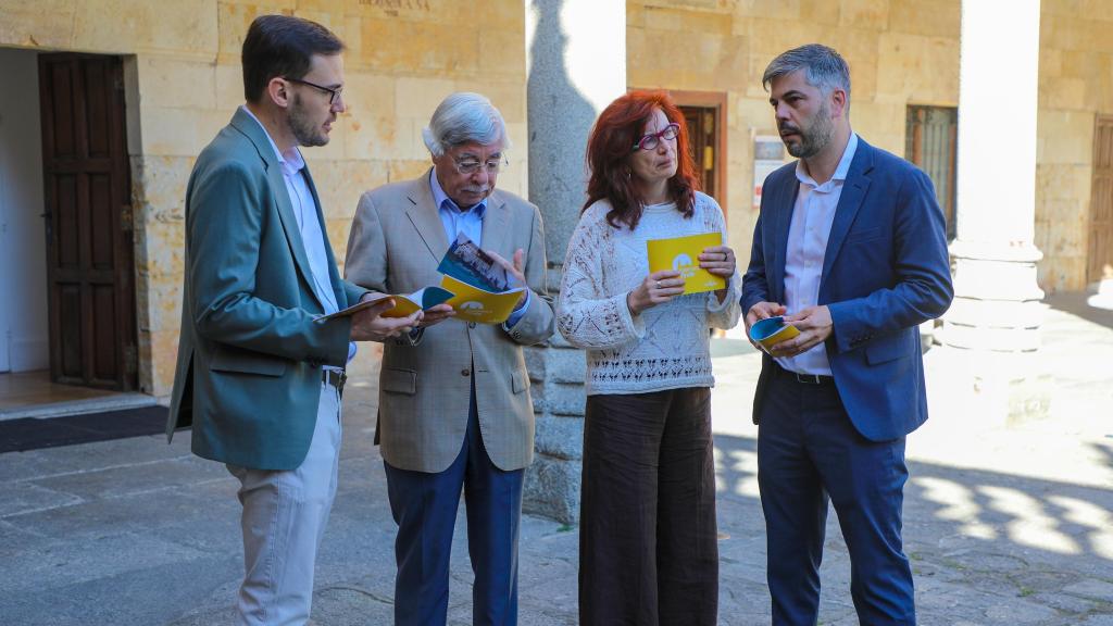 El concejal de Cultura y Turismo, Ángel Fernández, junto a la vicerrectora Marta Gutiérrez, y el vicepresidente de la Junta Directiva de Alumni–USAL, Román Álvarez