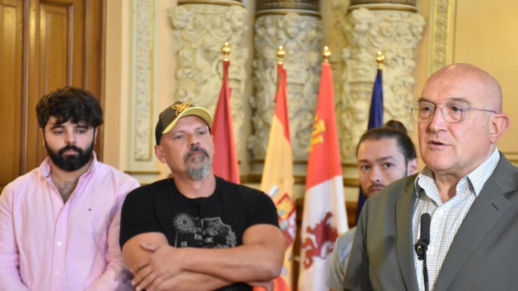 Miguel Gane, César Pérez Gellida, Redry y Jesús Julio Carnero durante la presentación del 'I Mundial de micro abierto de poesía' de Valladolid