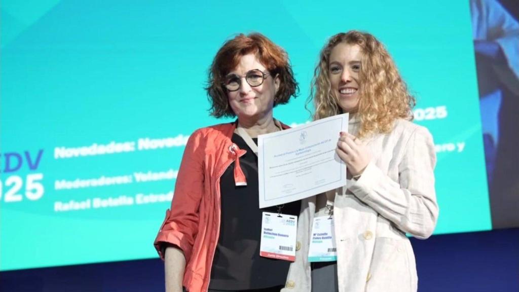 La residente recogiendo su premio.