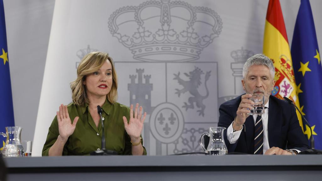 La ministra de Educación, Pilar Alegría, en la rueda de prensa posterior a la reunión del Consejo de Ministros este martes en Moncloa, acompañada de Fernando Grande-Marlaska..