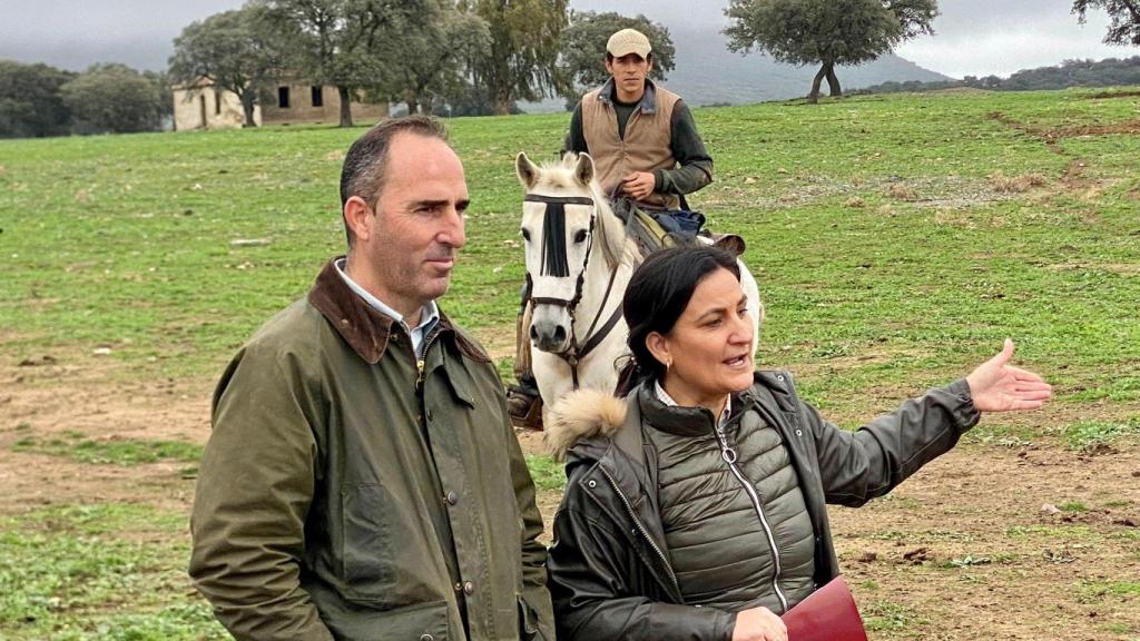 Carolina Fernández en su ganadería.