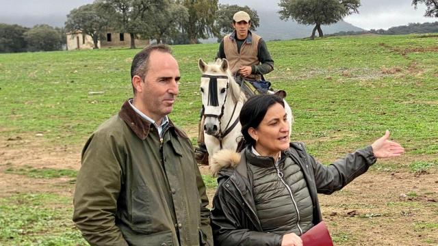Carolina Fernández en su ganadería.
