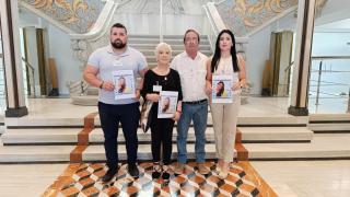 Los padres de Sara: Damián y Felisa, y sus hermanos: Rubén y Nora, este martes, en la Asamblea Regional.