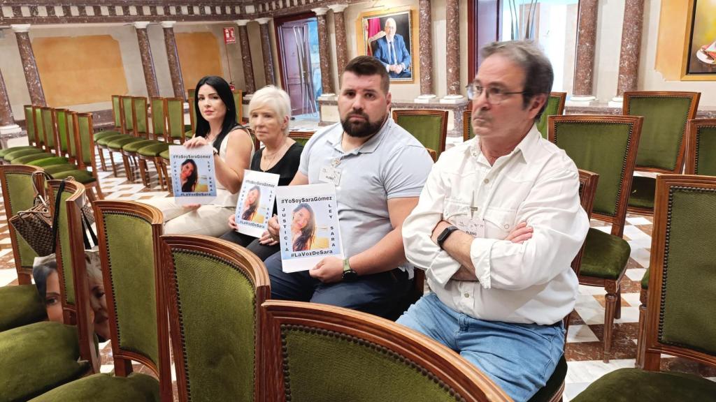 La familia de Sara Gómez, este martes, asistiendo a la votación en la Asamblea Regional.