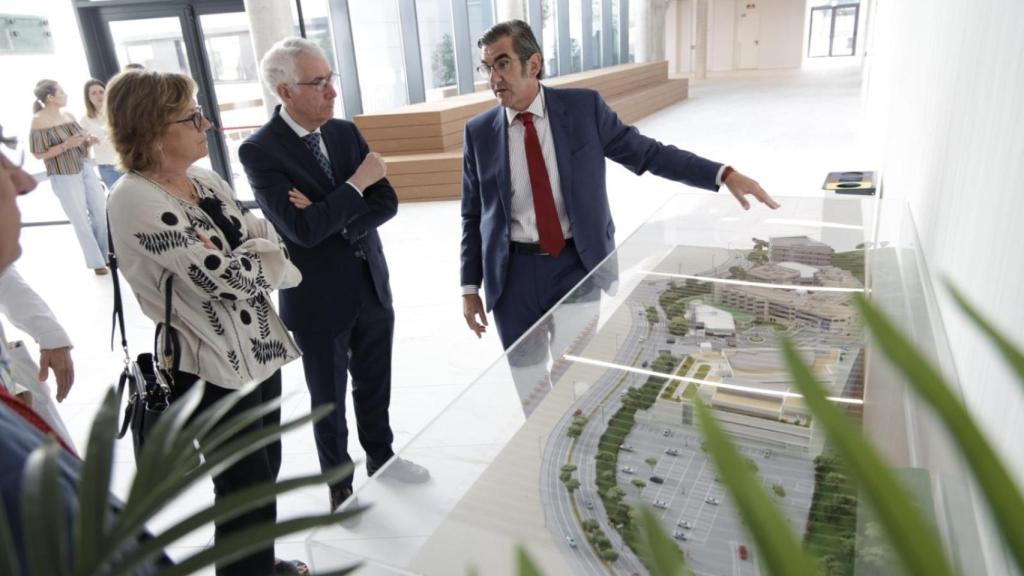 A la derecha, Juan Abarca, presidente de HM Hospitales, enseña una maqueta del centro durante el acto.