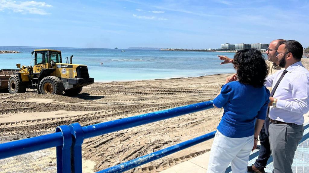 Las obras del nuevo espigón de la Playa del Postiguet.