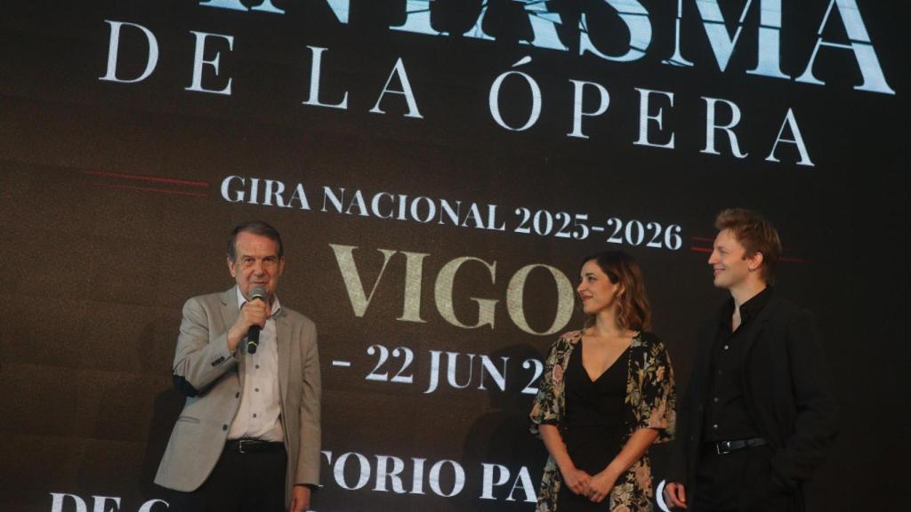 El alcalde de Vigo junto a los actores Laura Enrech y Guido Balzaretti