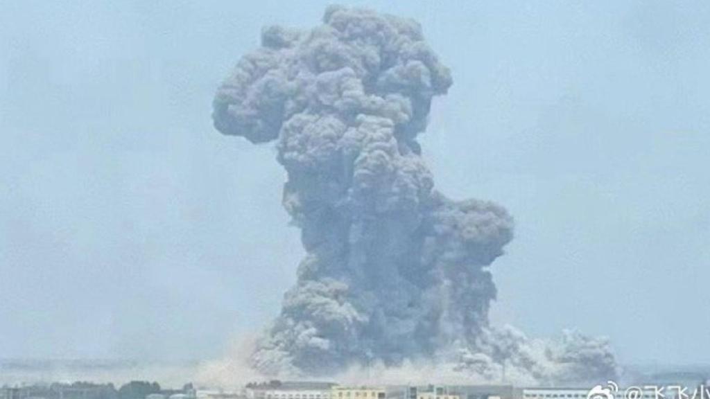 La enorme columna de humo tras la fuerte explosión en una planta química en China.