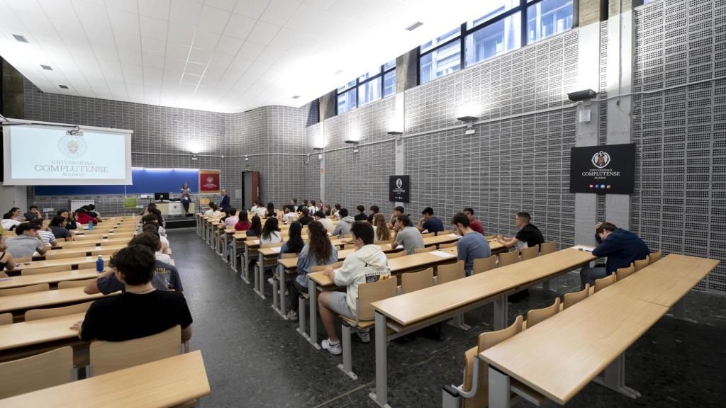 Estudiantes haciendo la PAU en Madrid en 2024