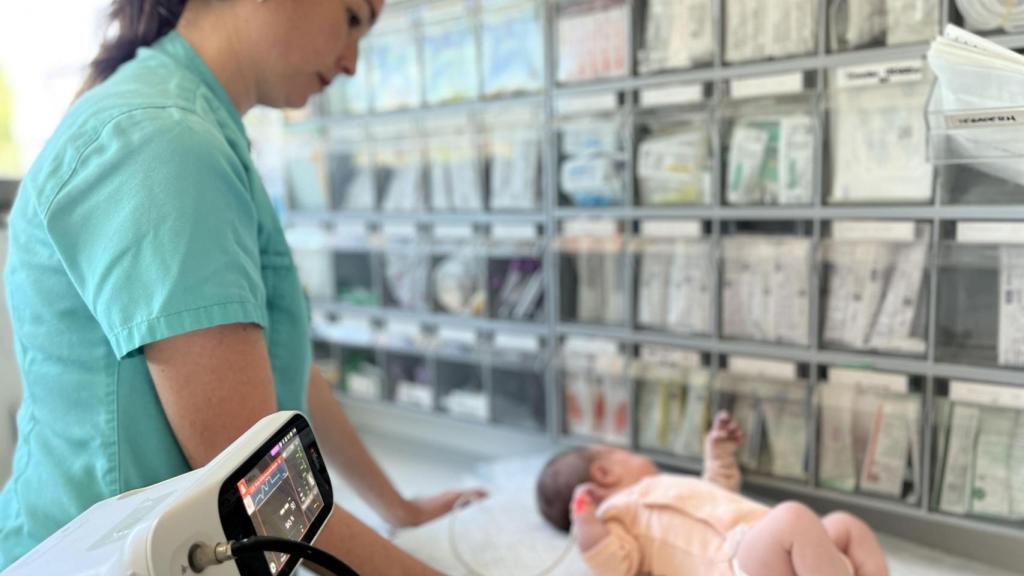 Enfermera del Materno-Infantil Quironsalud en el cribado cardiopatías.