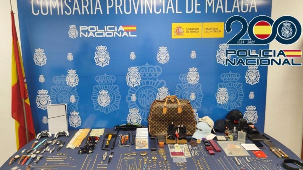 Efectos intervenidos a tres detenidos de una red a la que se le atribuyen 15 robos en viviendas en la provincia de Málaga.
