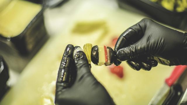 Elaboración de una bomba de Bombas, Lagartos y Cohetes de Vallekas.