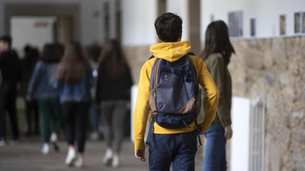 Pasillo de un centro educativo gallego.