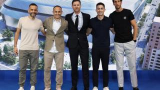 De izq. a der., Camenforte-López (preparador), Parrilla (segundo), Xabi Alonso, Encinas (asistente) y Labaien (analista)