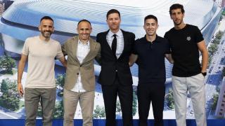 De izq. a der., Camenforte-López (preparador), Parrilla (segundo), Xabi Alonso, Encinas (asistente) y Labaien (analista)