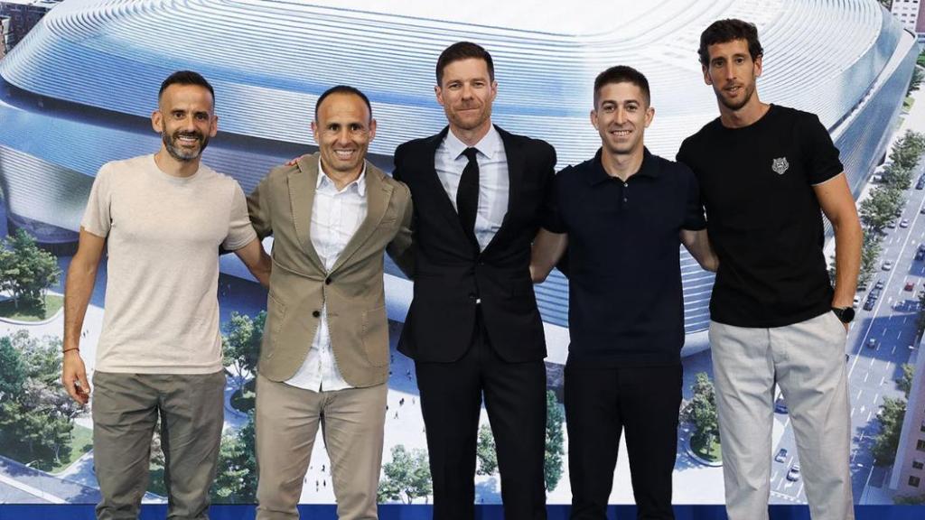 De izq. a der., Camenforte-López (preparador), Parrilla (segundo), Xabi Alonso, Encinas (asistente) y Labaien (analista)