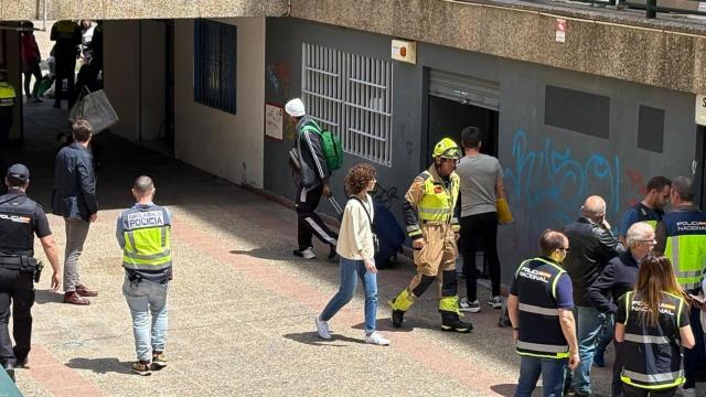 Momentos del desalojo del hostal ilegal de Parque Roma en Zaragoza