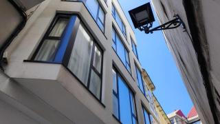 Fachada de un edificio del centro de A Coruña dedicado a viviendas de uso turístico.