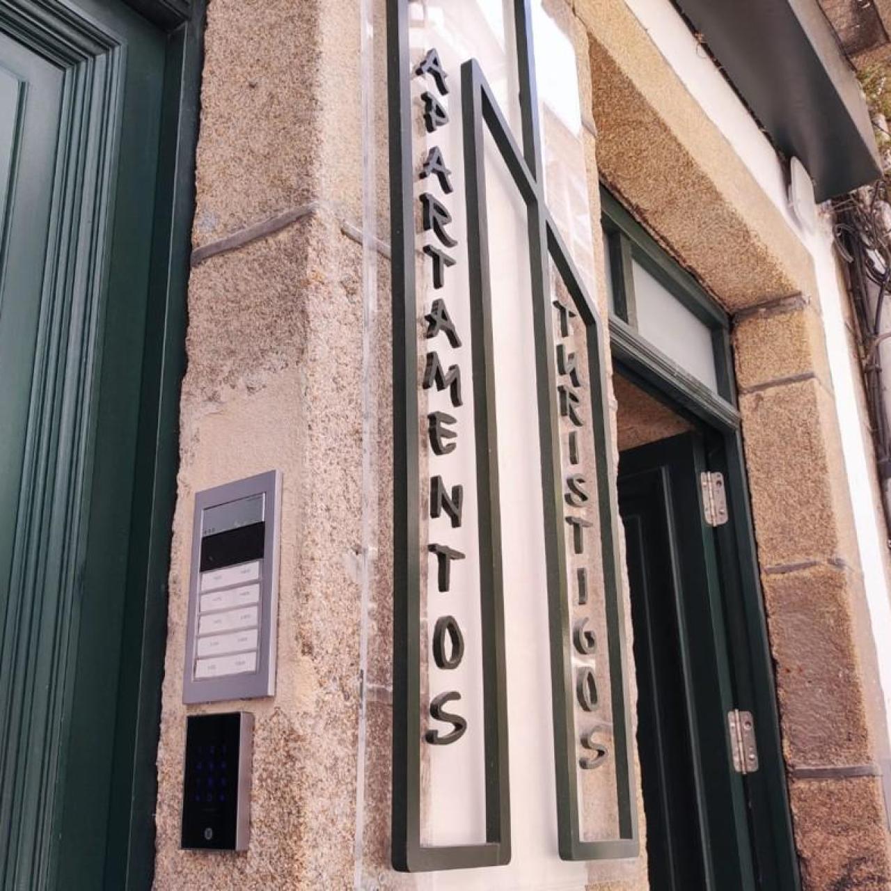Acceso a un inmueble con apartamentos turísticos del centro de A Coruña.