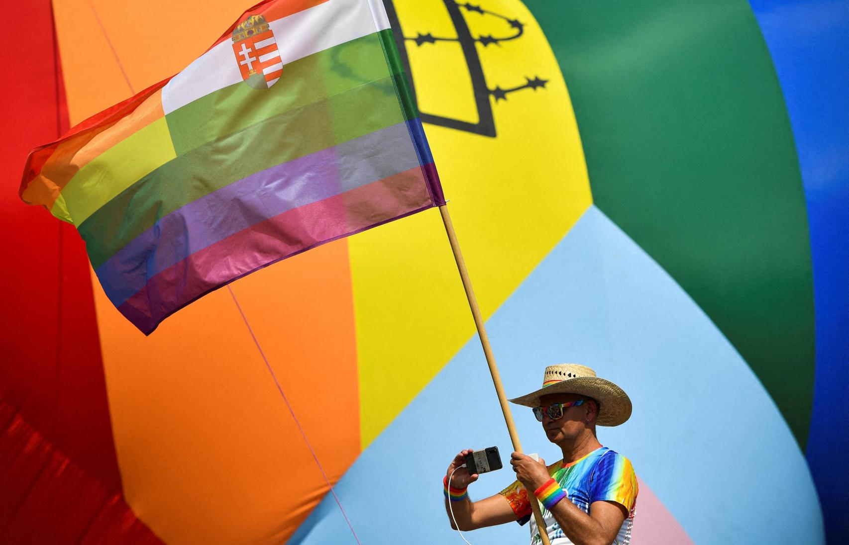 Una persona asiste a la marcha del Orgullo de Budapest en Budapest, Hungría, el 23 de julio de 2022