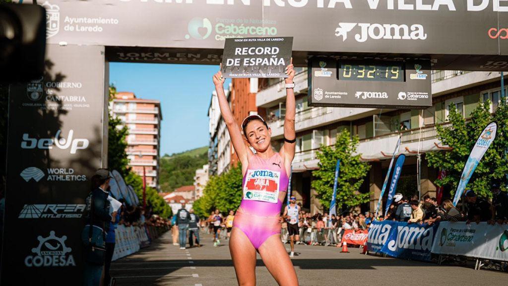 La palentina Carla Gallardo con su récord de España conseguido en Laredo