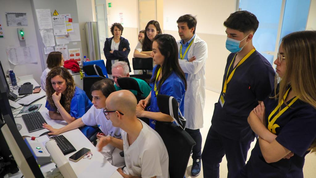 Equipo de profesionales de la técnica HIFU durante el tratamiento de un paciente