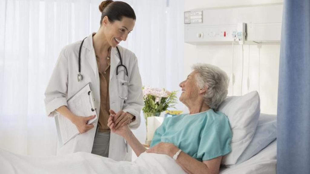 Una médica atiende a una paciente en el hospital