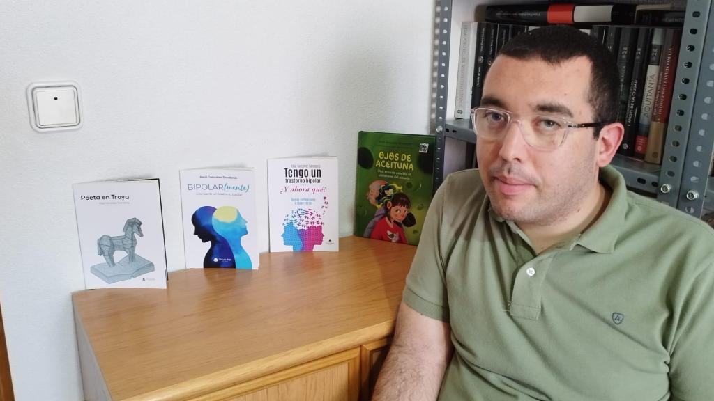 El escritor vallisoletano Raúl González Sandonís y los cuatro libros que ha publicado