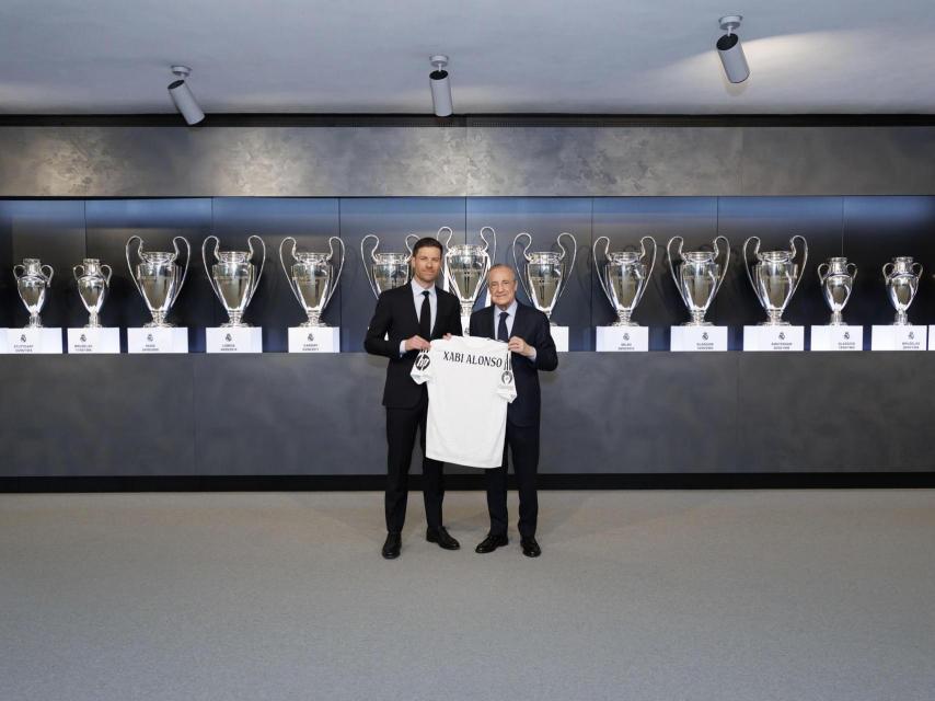 Xabi Alonso junto a Florentino Pérez.