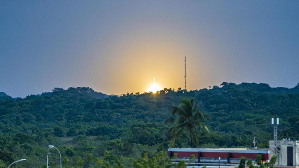 Un cohete Vega-C asciende desde la plataforma de lanzamiento en Korou, Guayana Francesa con el satélite Biomass a bordo