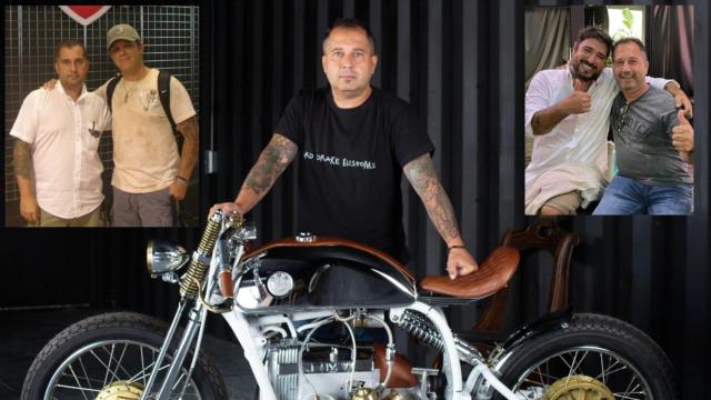 Francisco Alí Manén muestra una de sus motos; a la izquierda, posa con Alejandro Sanz, y a la derecha, con Antonio Orozco.