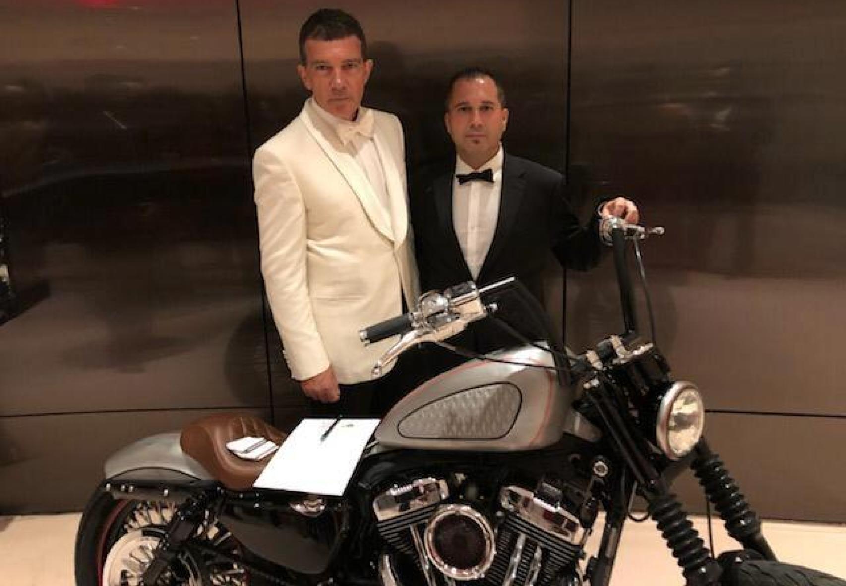 Francisco Alí Manén posa con Antonio Banderas en 2019, ante una de las motos que preparó para la gala benéfica Miami Fashion Week.