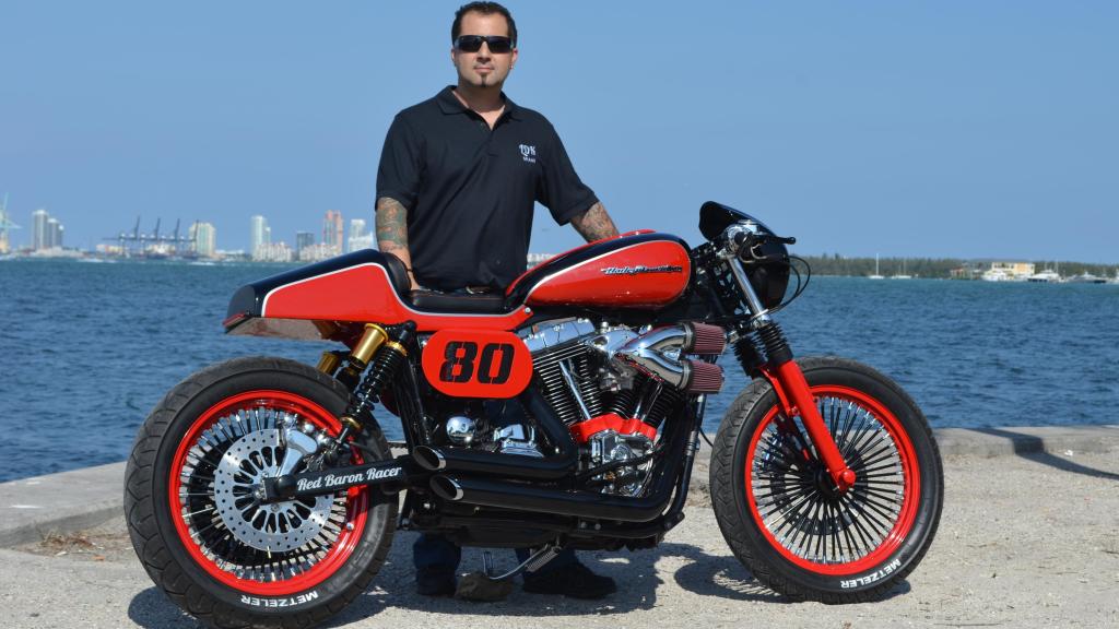 El emprendedor Francisco Alí Manén posa con la moto customizada por él mismo con la que ganó en Daytona en 2013.