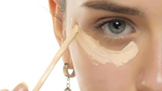 Imagen de una mujer con corrector en las ojeras.