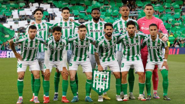 Los jugadores del Betis, antes del partido contra la Fiorentina en la semifinal de la Conference League.