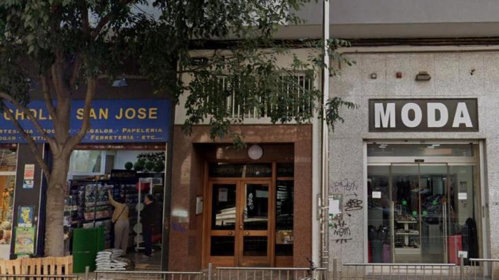 Imagen del portal donde se ubicaban los dos locales que servían de infravivienda en Zaragoza