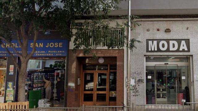 Imagen del portal donde se ubicaban los dos locales que servían de infravivienda en Zaragoza