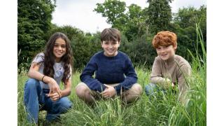 De izquierda a derecha: Arabella Stanton (Hermione Granger),  Dominic McLaughlin (Harry Potter) y Alastair Stout (Ron Weasley). Foto: HBO Max