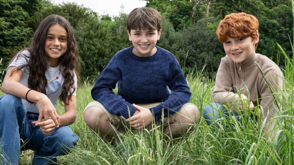 De izquierda a derecha: Arabella Stanton (Hermione Granger),  Dominic McLaughlin (Harry Potter) y Alastair Stout (Ron Weasley). Foto: HBO Max