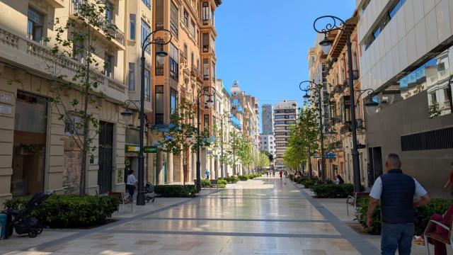 Vista de la avenida Constitución, en el centro de Alicante, este martes.