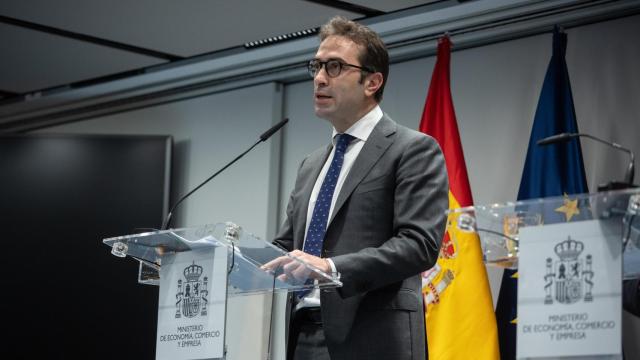Carlos Cuerpo, ministro de Economía, Comercio y Empresa, el lunes durante la rueda de prensa posterior a su reunión con la comisaria europea de Servicios Financieros, Maria Luís Albuquerque.