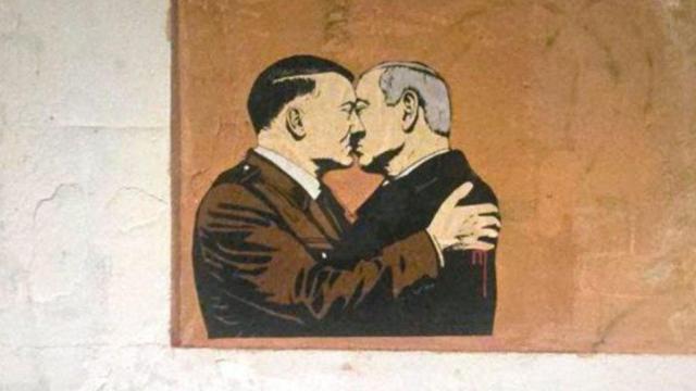 'La solución final', el mural que ha aparecido en Roma con Hitler y Netanyahu besándose.