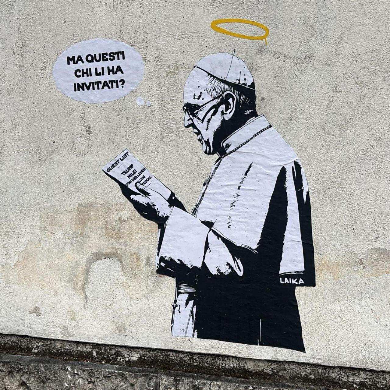 El mural de Laika criticando la lista de invitados del papa Francisco.