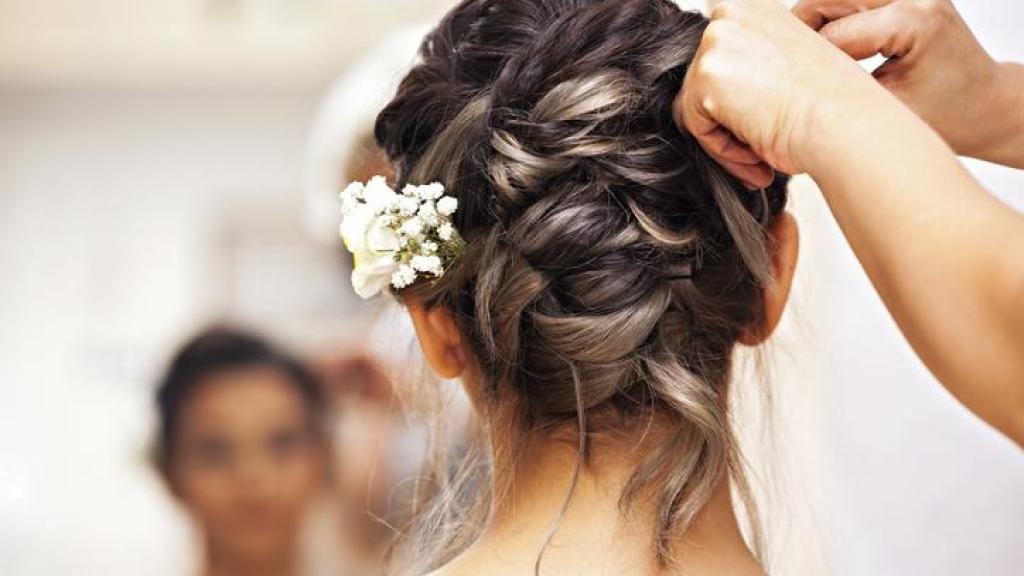 Novia peinándose el día de su boda.
