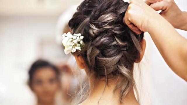Novia peinándose el día de su boda.