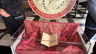 El incunable de Colón impreso en 1493 y recientemente recuperado. Foto: EFE / Carabinieri