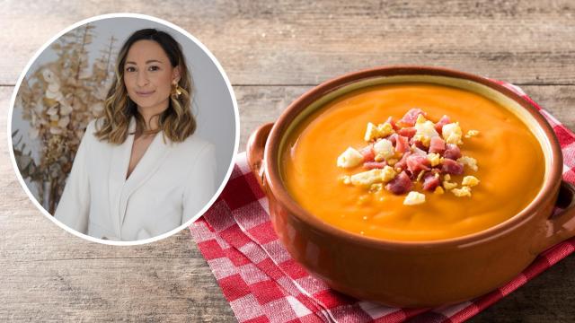 Montaje de la dietista Marga Martín junto a un plato de salmorejo.