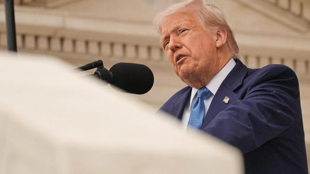 El presidente de EEUU, Donald Trump, durante su discurso el lunes en la celebración del Día Nacional de los Caídos en el Cementerio Nacional de Arlington.