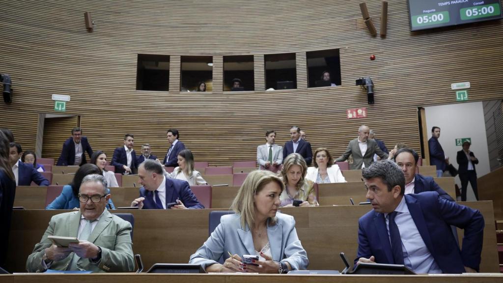 Mazón, Camarero y Gan Pampols en un pleno de Les Corts. José Cuéllar / Corts