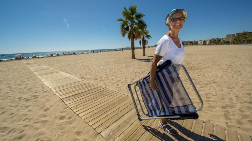 Una mujer en la playa La Paella.